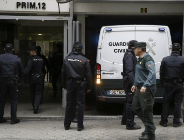 Επιθέσεις αυτοκινήτων προς μπλόκα της αστυνομίας στη Βαρκελώνη